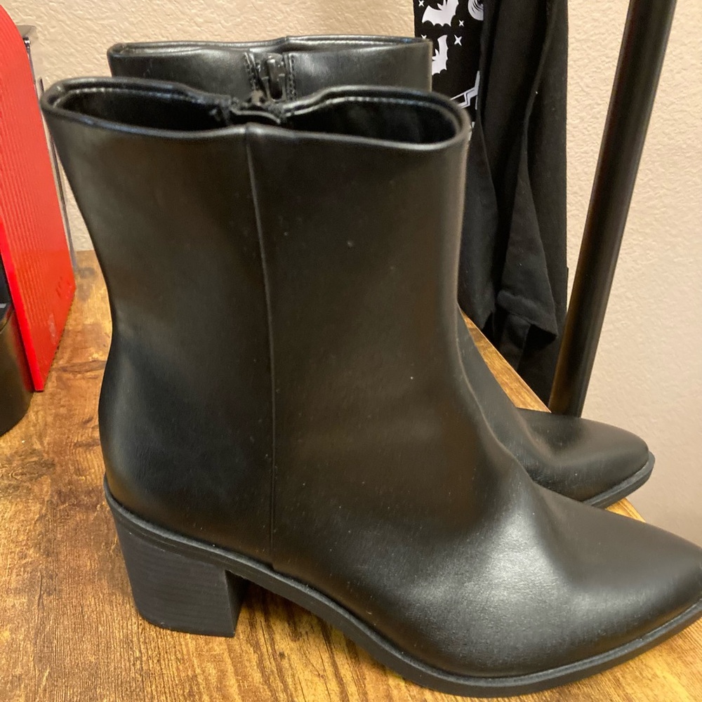 Universal Thread Black Ankle Booties